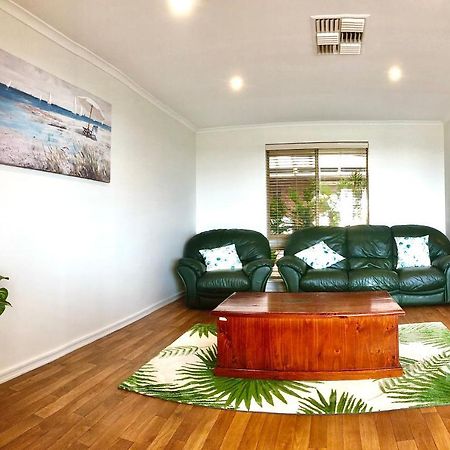 Beach House Opposite Ocean 4 Bed 2 Bathroom With Pool Geraldton Zewnętrze zdjęcie