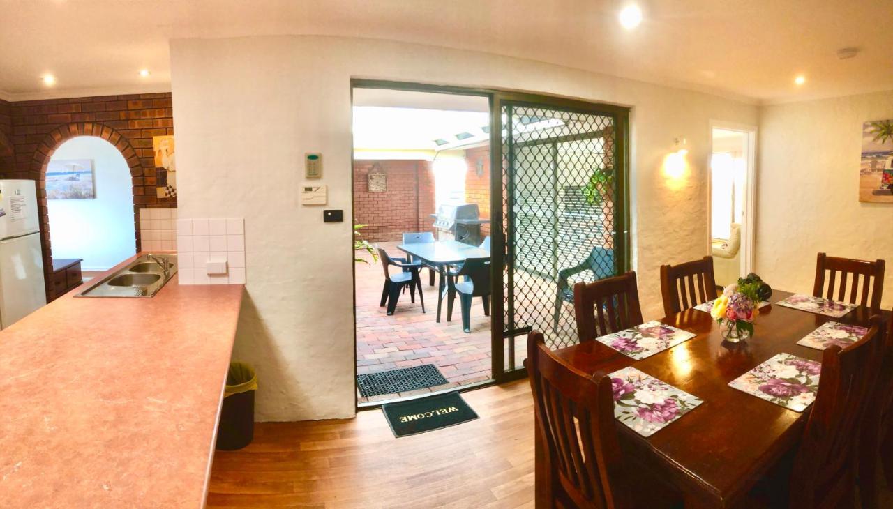 Beach House Opposite Ocean 4 Bed 2 Bathroom With Pool Geraldton Zewnętrze zdjęcie
